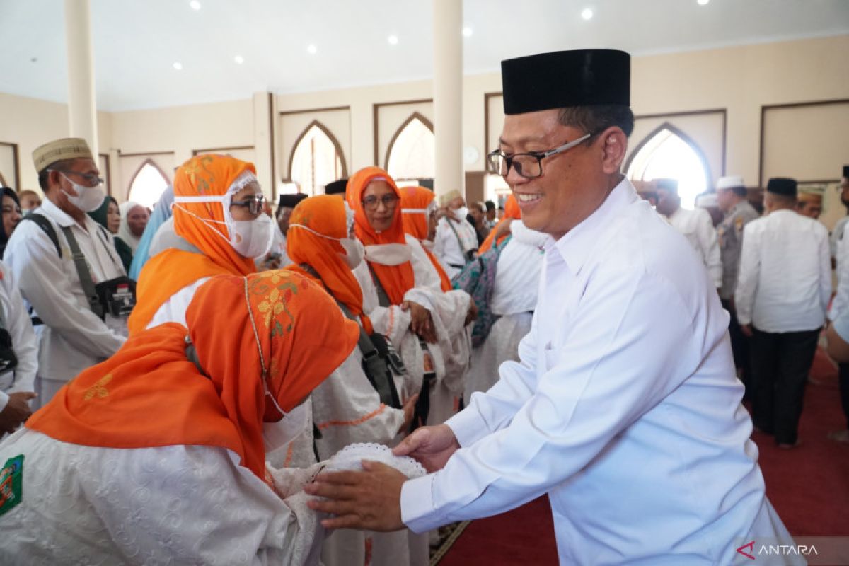 Bupati Thariq lepas Jemaah Calon Haji Gorontalo Utara