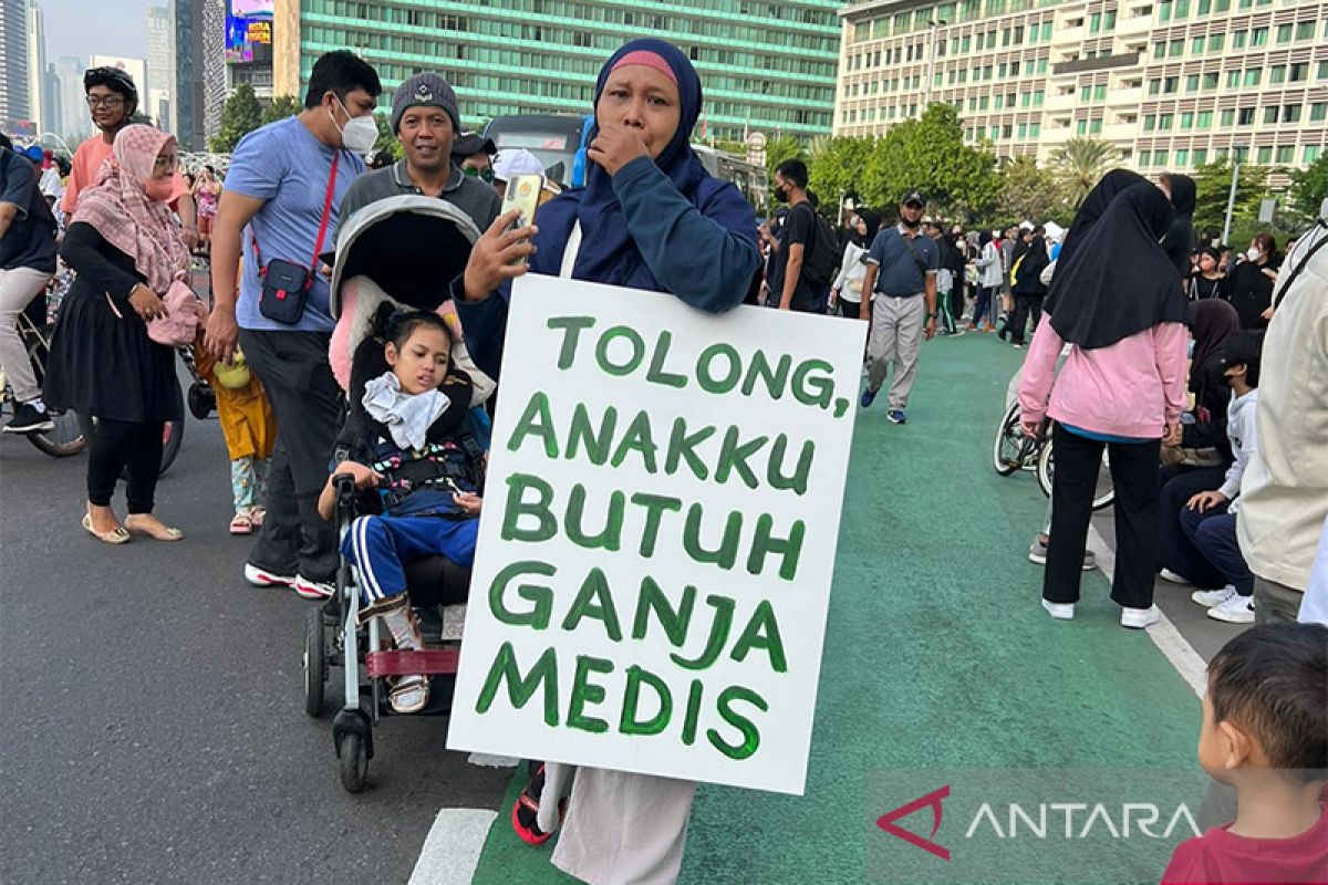 Viral ibu bawa poster butuh ganja medis, ini kata Polda Metro