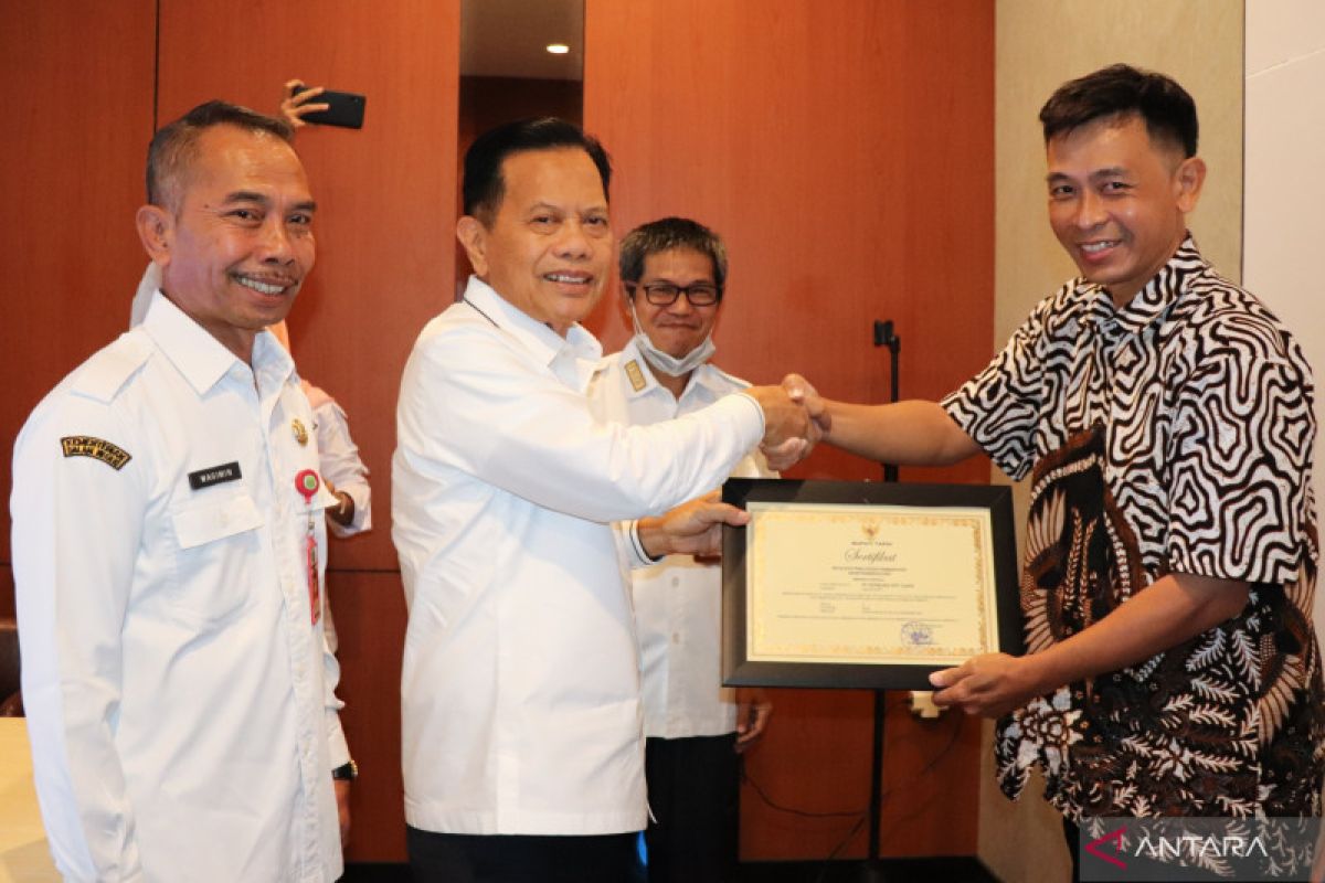Tapin Regent awards four palm oil companies