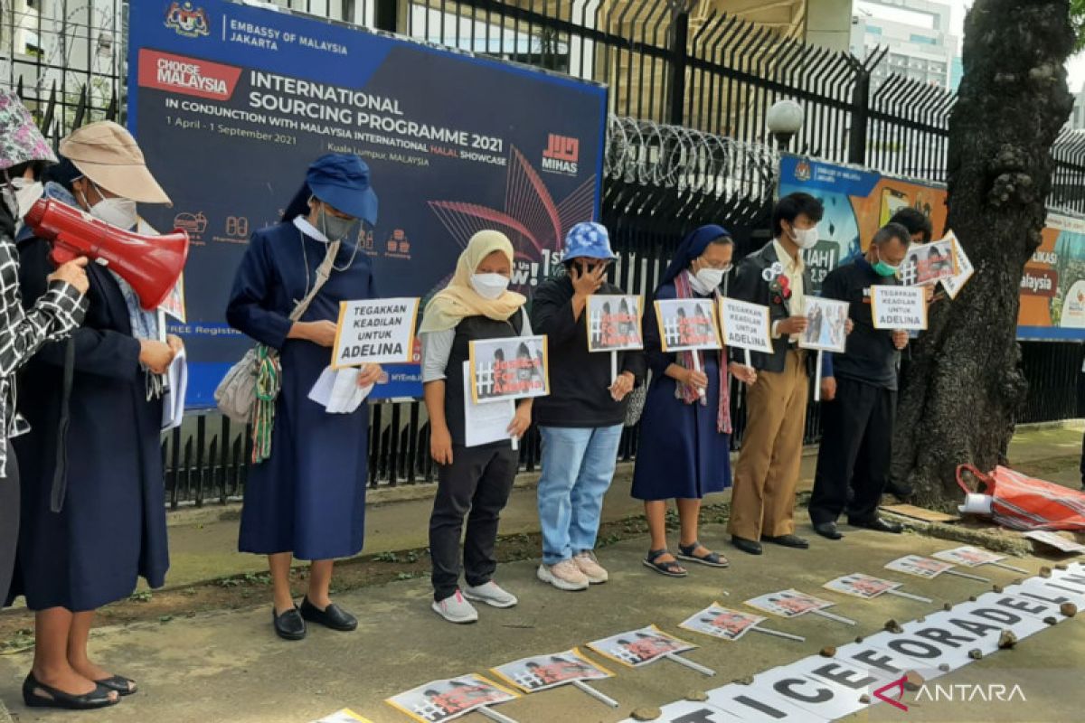 Masyarakat berdemo di depan Kedubes Malaysia di Jakarta terkait TKI Adelina