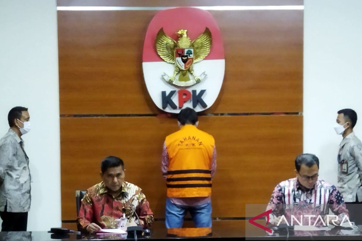 KPK tahan adik Bupati Muna sebagai tersangka suap dana PEN