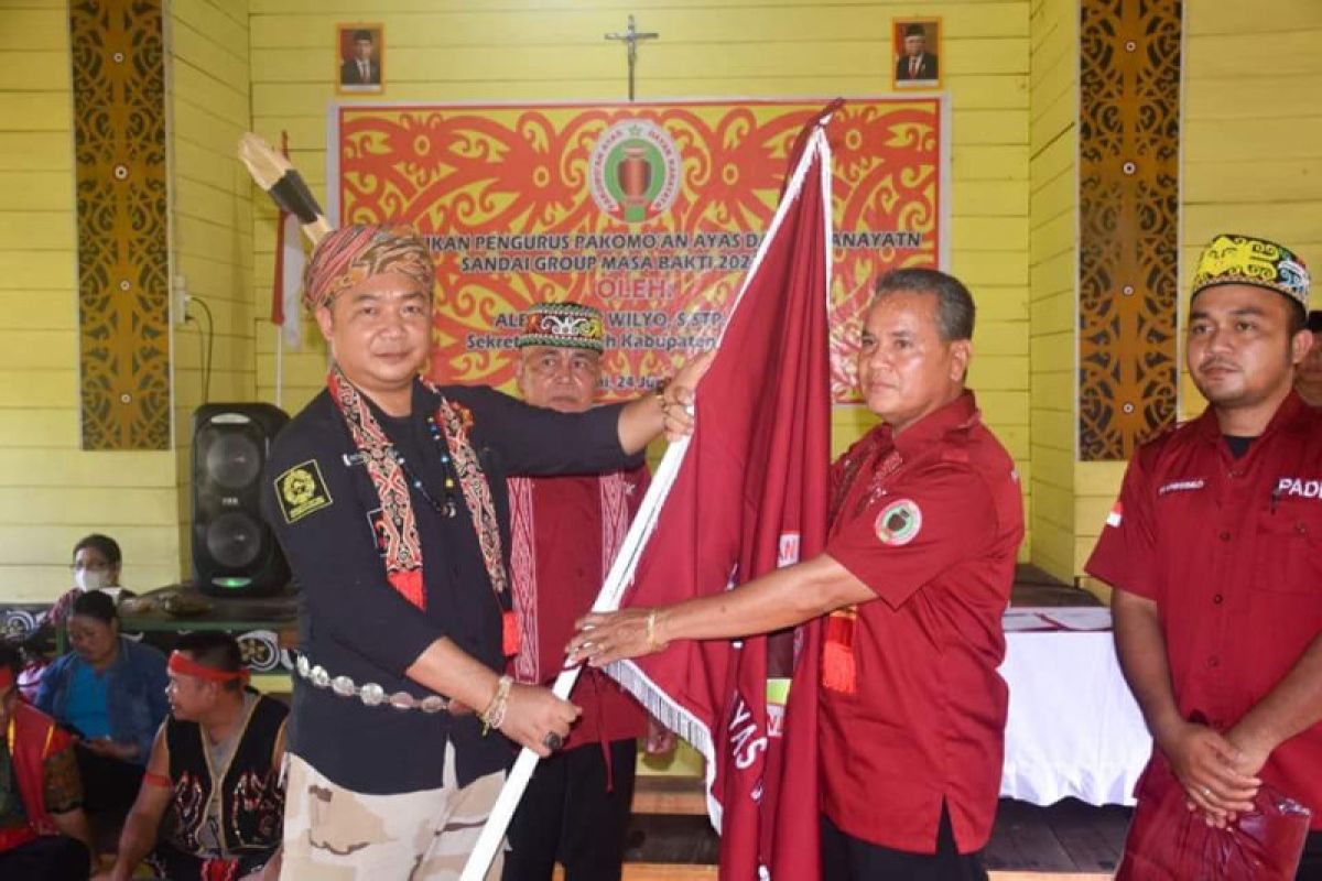 Sekda lantik Pengurus Pakomo'an Dayak Kanyatn Sandai Group