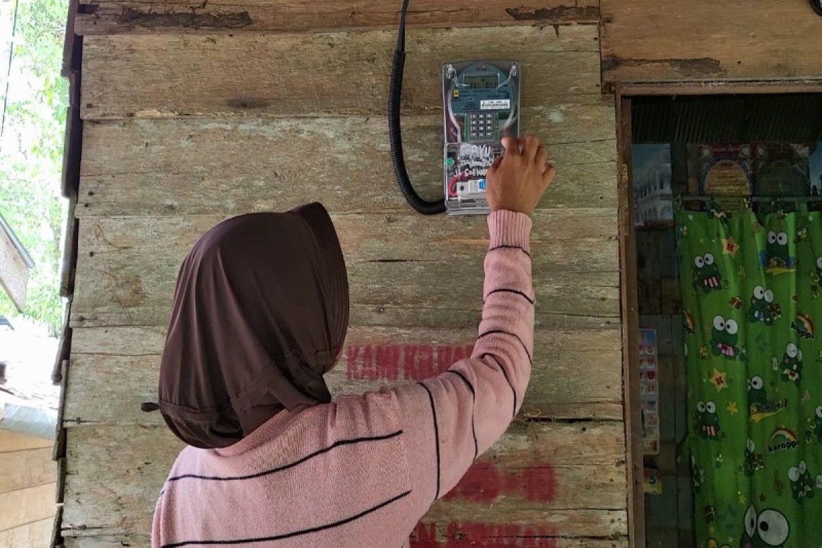 PLN sambung listrik gratis untuk 110 keluarga di Seruyan