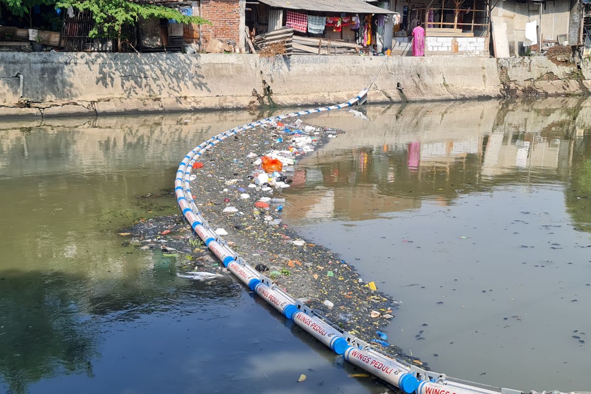 Lima sungai di Surabaya dipasangi alat penjebak sampah