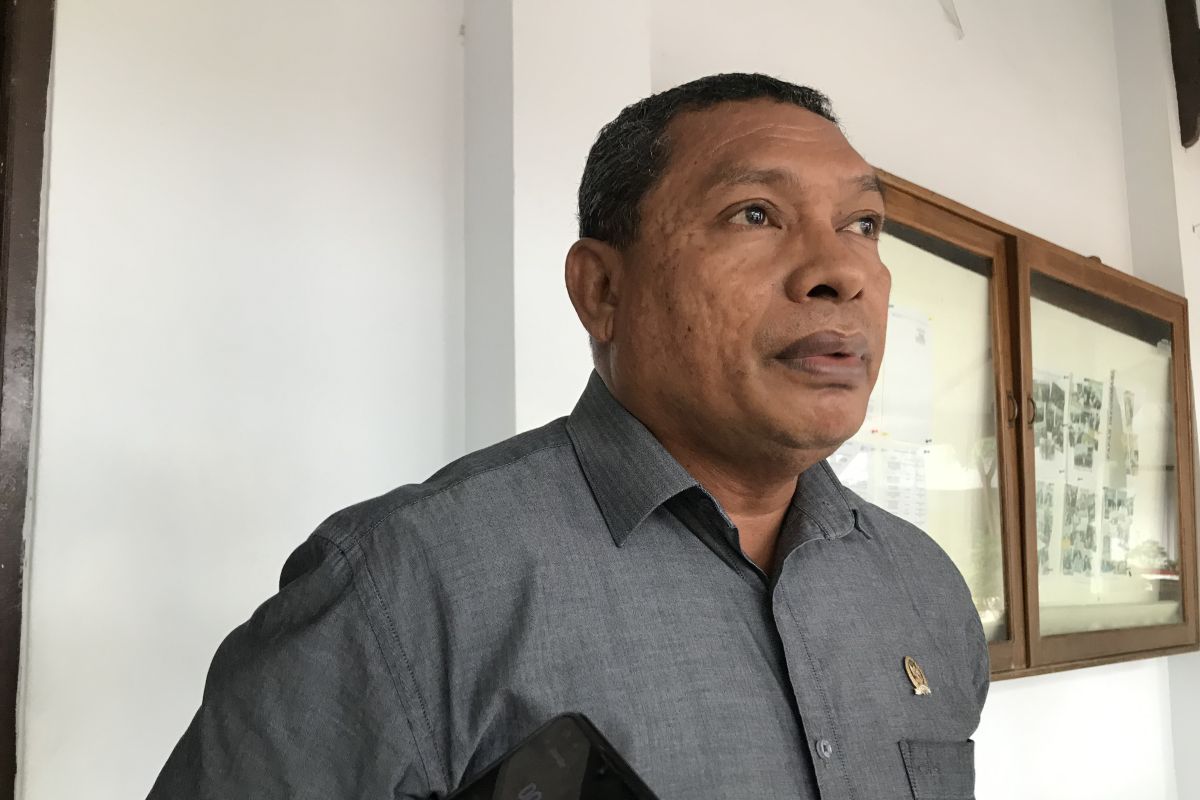 DPRD Kota Ambon dorong tenaga honorer ganti guru yang pensiun, perhatikan nasibnya