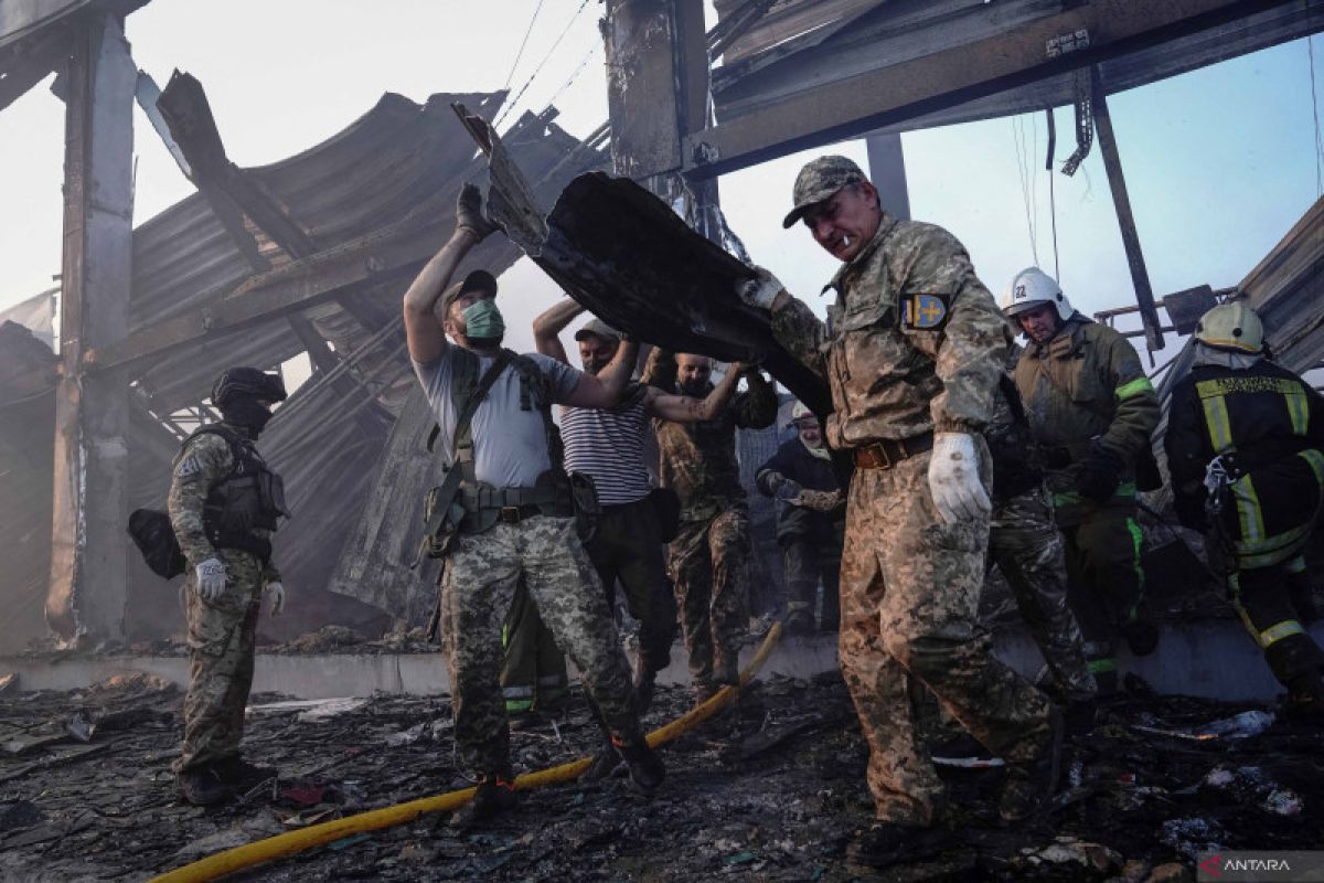 18 orang tewas dan puluhan lainnya hilang setelah rudal Rusia hantam mal di Ukraina
