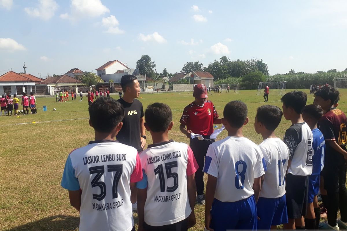 Persik Kediri gelar coaching clinic dengan anak-anak SSB