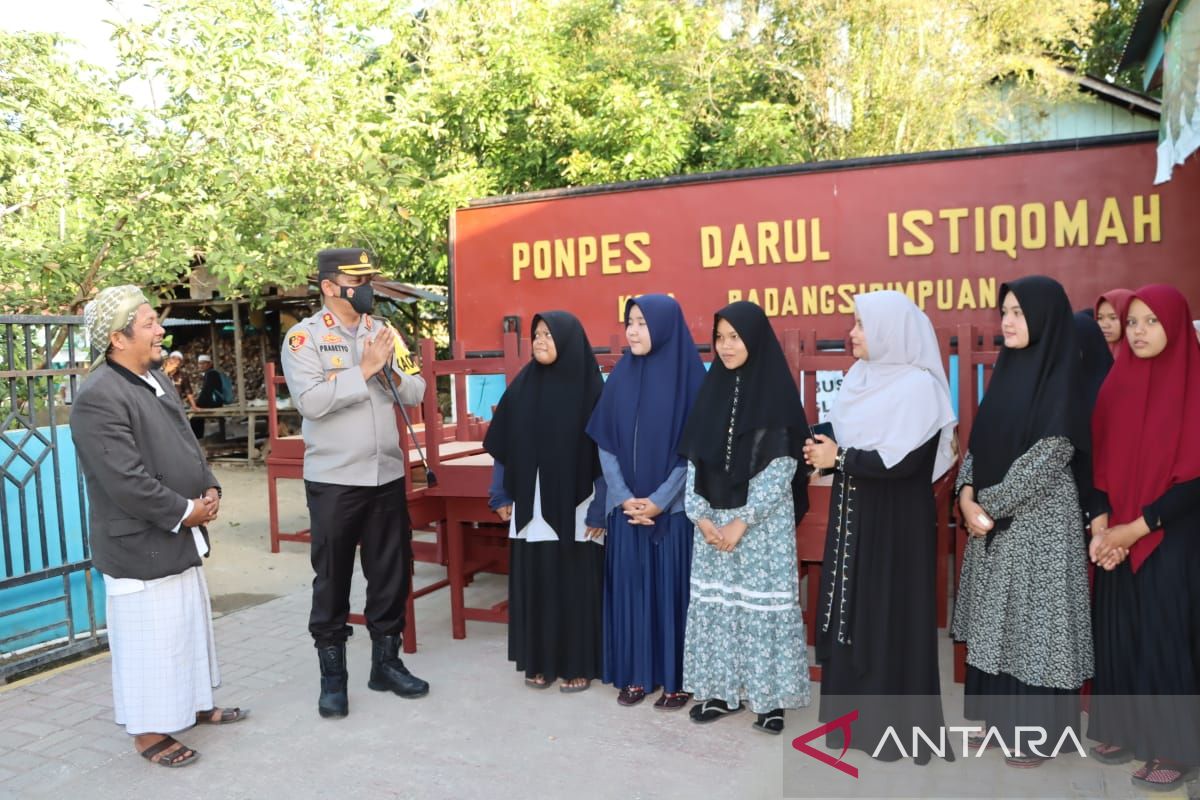 Kapolres Padang Sidempuan salurkan bantuan ke Ponpes