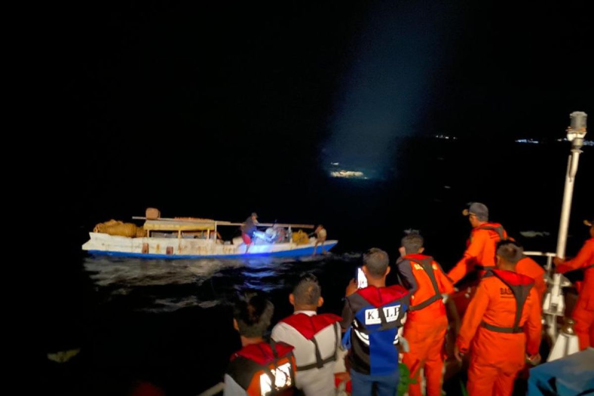 Tim SAR evakuasi penumpang perahu mati mesin  di perairan Banggai