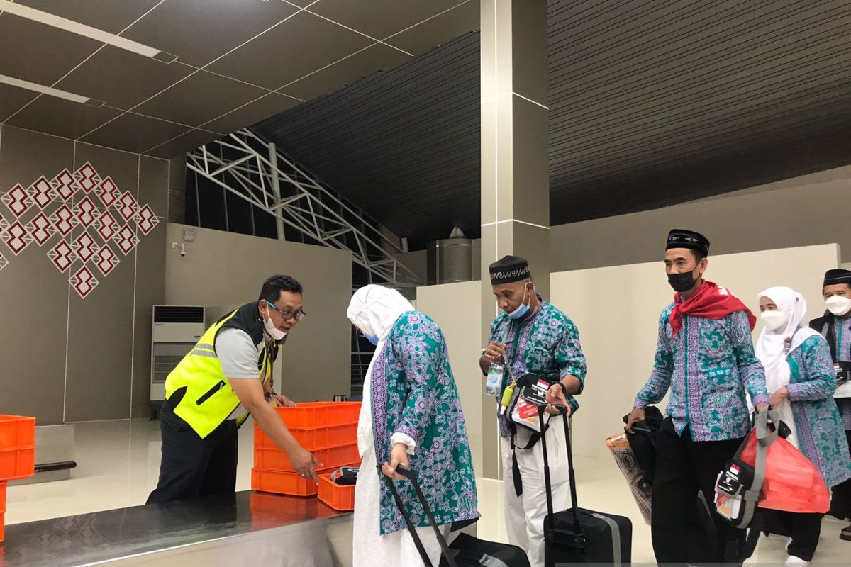 Bandara Sam Ratulangi memberangkatkan jamaah calon haji ke Balikpapan