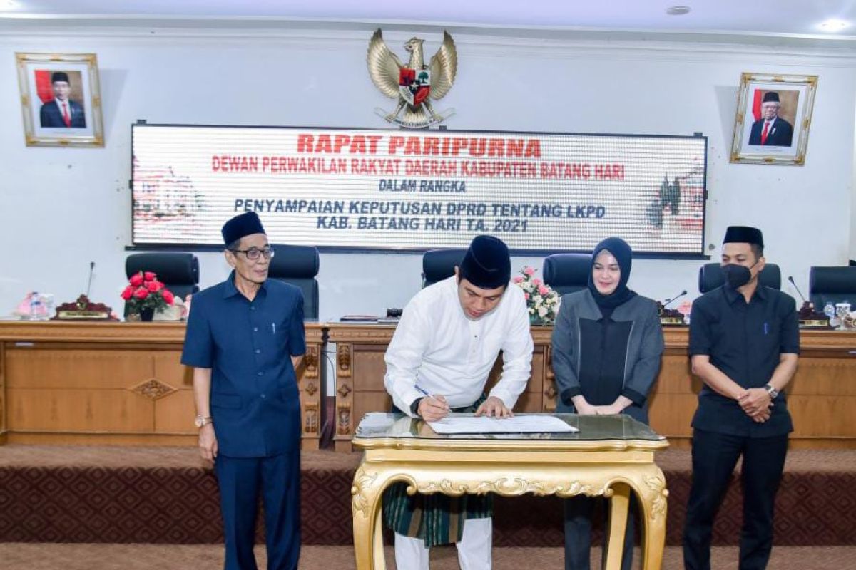 Rapat paripurna DPRD Batanghari penyampaian LPKD tahun 2021