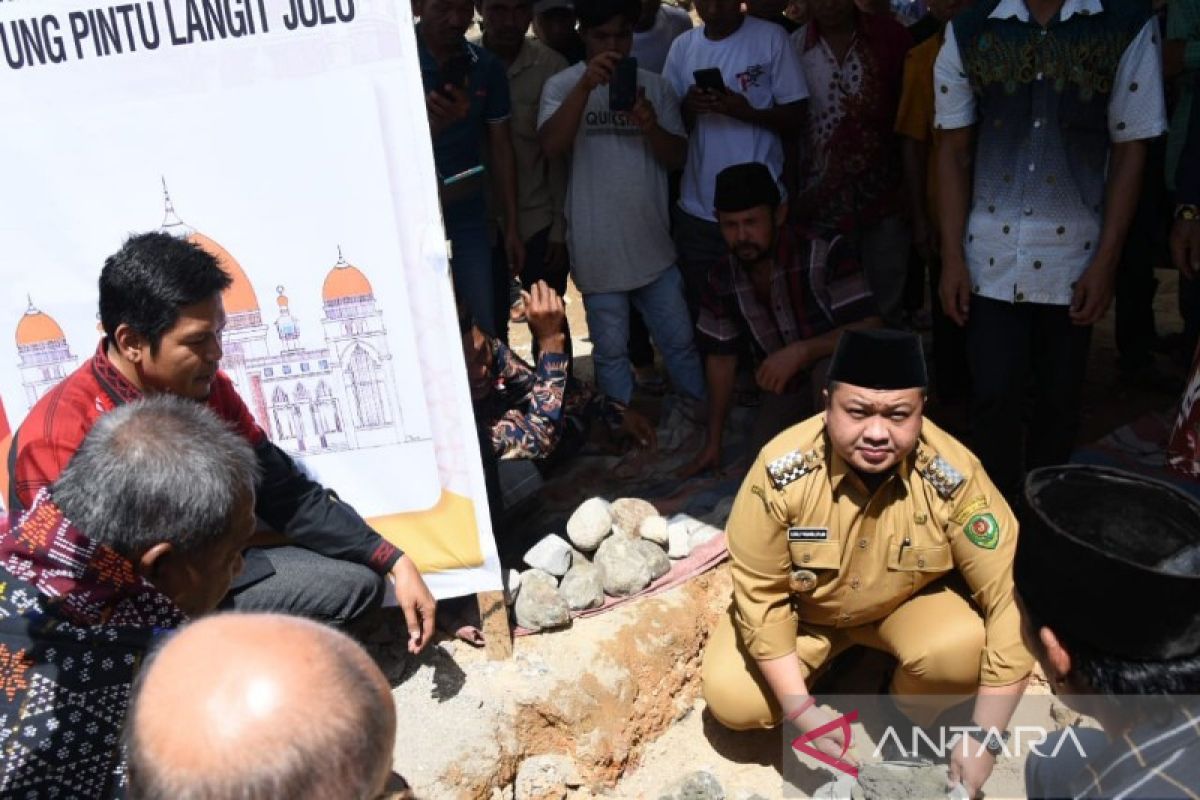 Ini pesan Dolly Pasaribu usai letakkan batu pertama pembangunan Masjid Al Ihksan