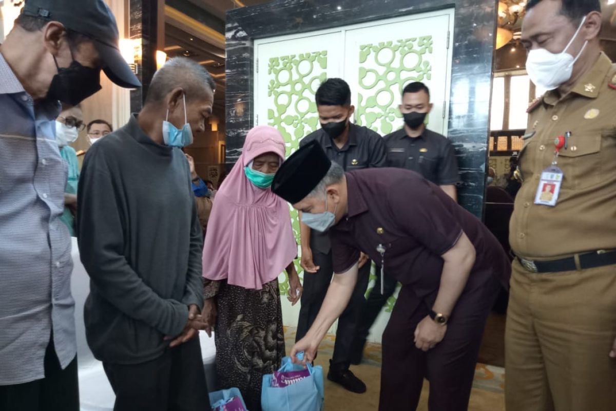 Santuni 250 lansia, Wali Kota Jambi wujudkan lansia tangguh