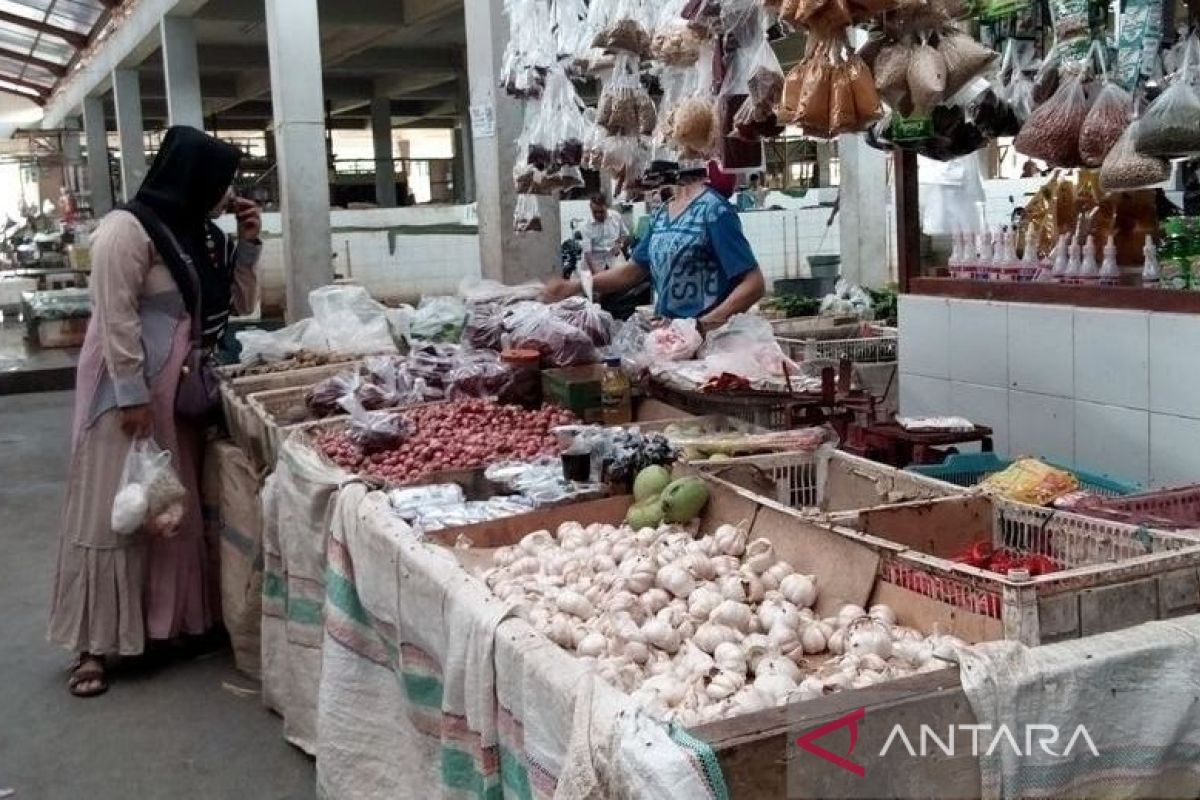 Harga cabai rawit dan bawang merah di pasaran Penajam bertahan tinggi