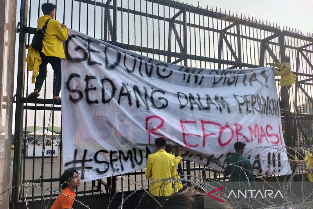 Demo mahasiswa tutup gerbang utama gedung DPR RI dengan spanduk