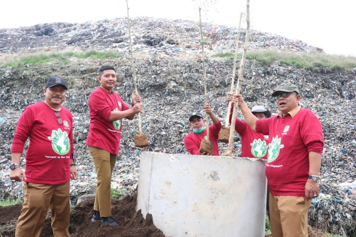 DKP Medan lakukan penghijauan beserta aksi bersih di TPA Terjun