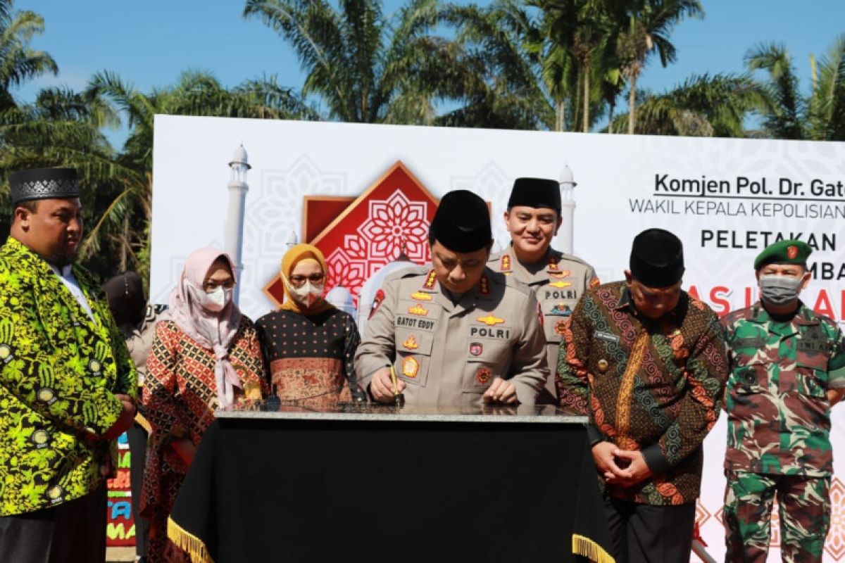 Wakapolri letakkan batu pertama pembangunan masjid bernuansa Timur Tengah di Pekanbaru