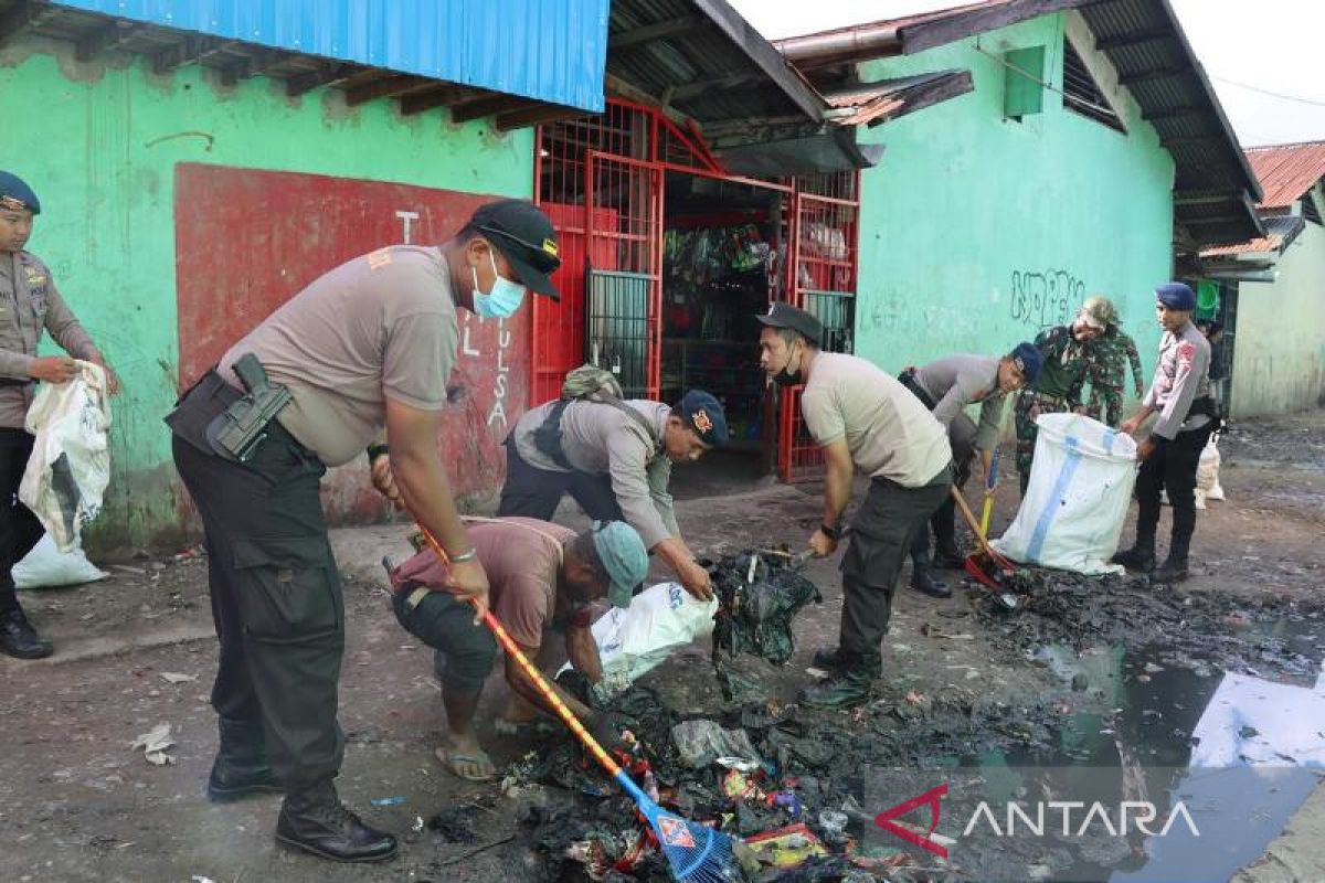 Polri dan TNI bersihkan empat pasar rakyat di Jayawijaya