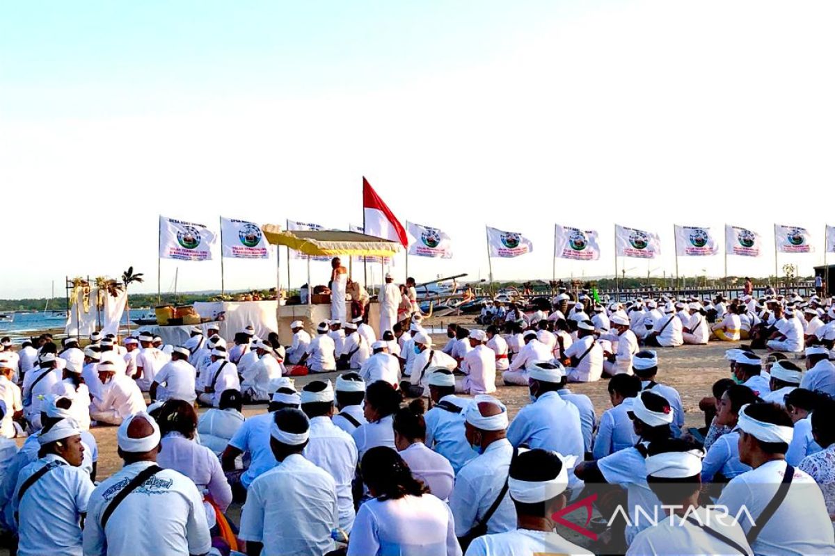 Warga Desa Adat Intaran gelar sembahyang tolak lokasi LNG