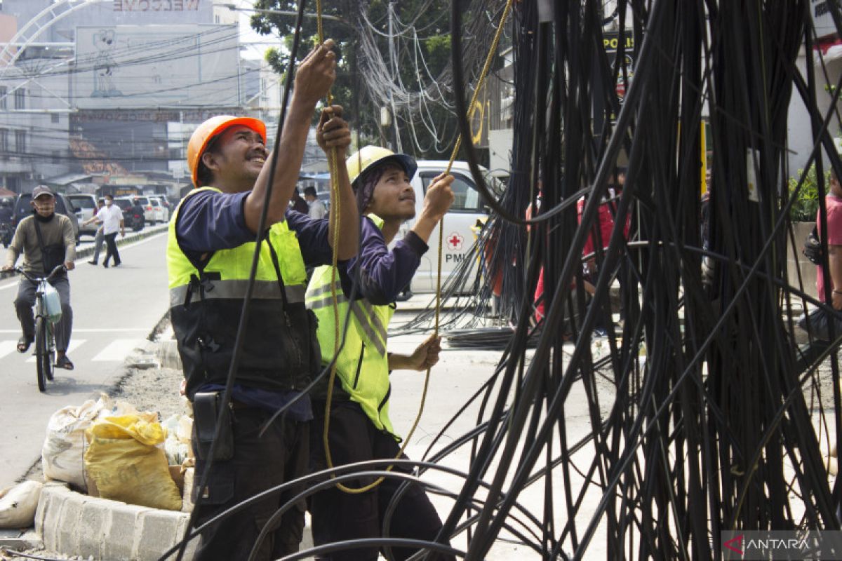 DKI kemarin, cair BLT BBM hingga jam operasional TransJakarta 24 jam