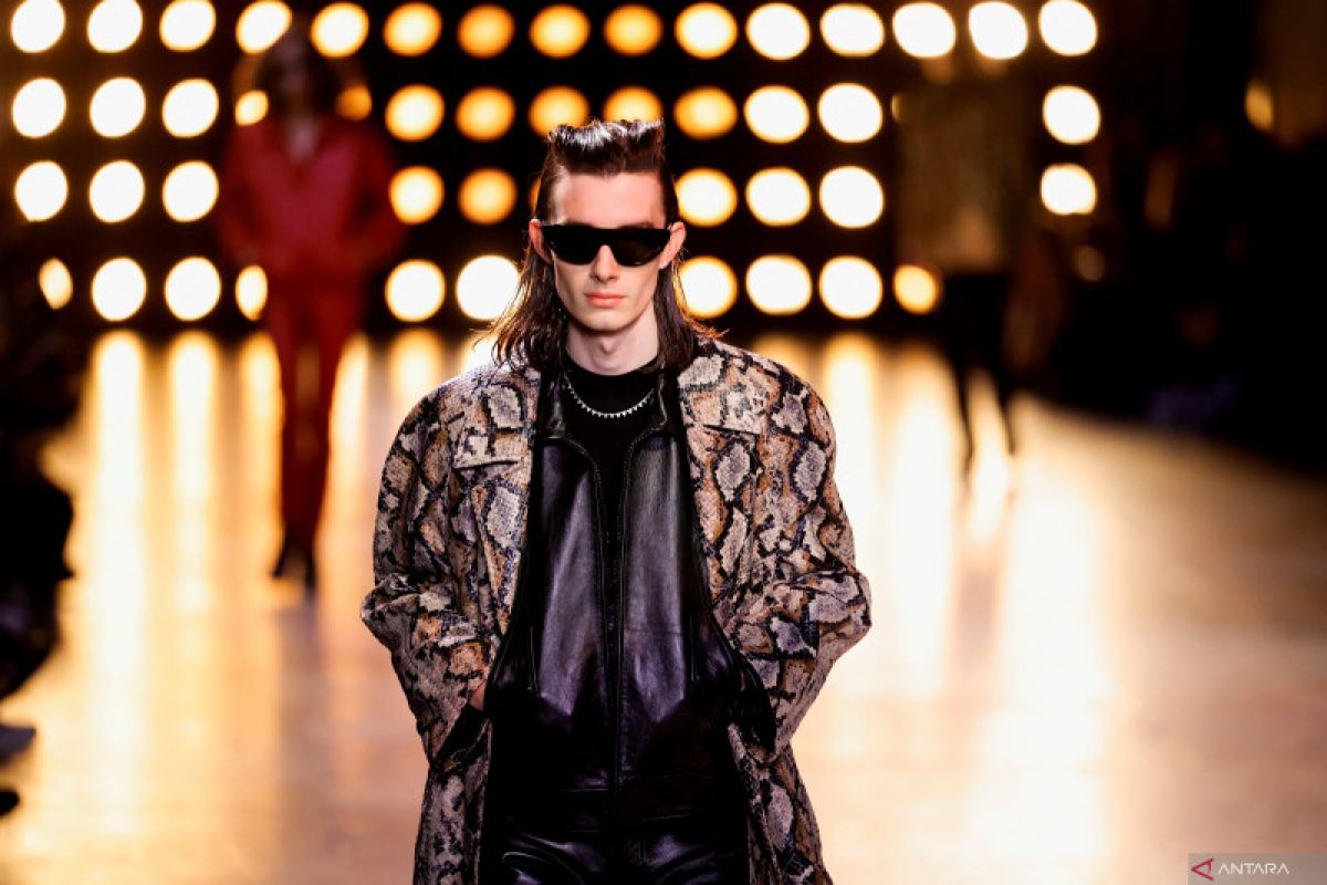 Celine kembali ke Paris Fashion Week dengan koleksi blazer pria