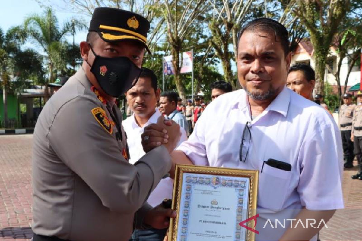 Bentuk apresiasi, Kapolres Aceh Barat beri penghargaan kepada personel, wartawan, warga dan intansi