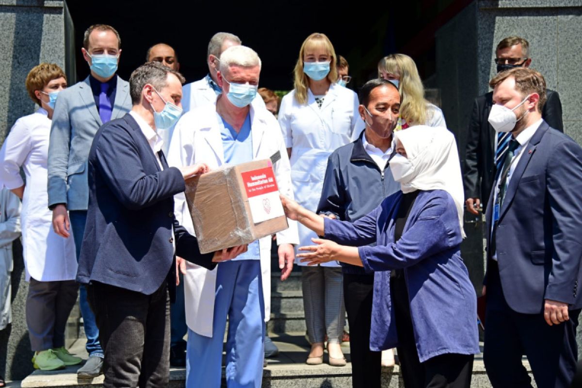 First Lady Iriana provides humanitarian aid to Ukrainian hospital