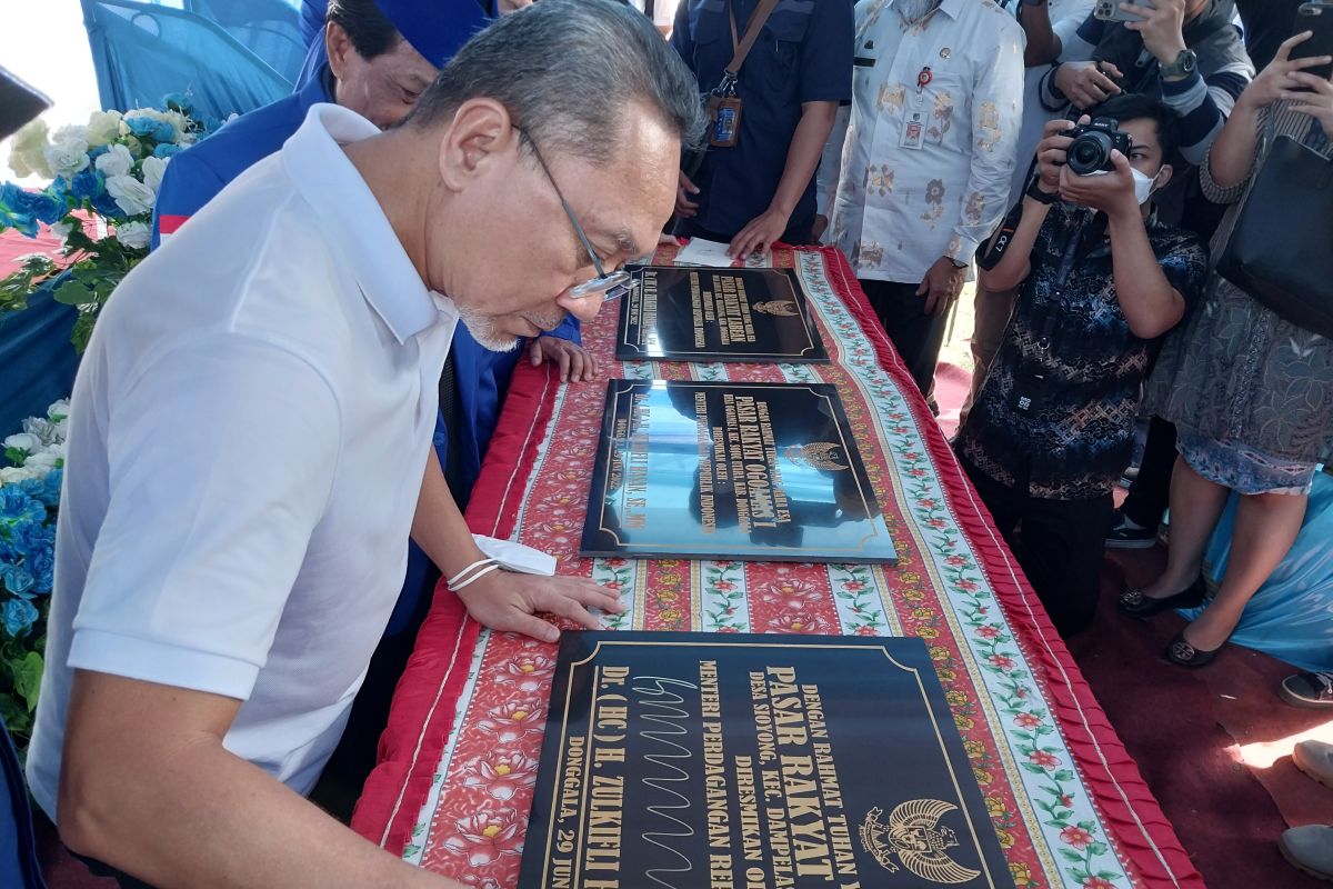 Mendag meresmikan tiga pasar rakyat di Donggala-Sulteng