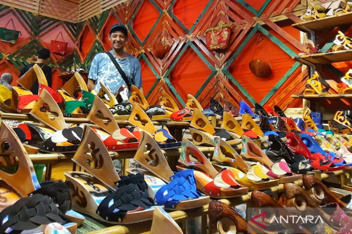 Sandal bahan Mahoni asal Tasikmalaya rambah pasar Prancis