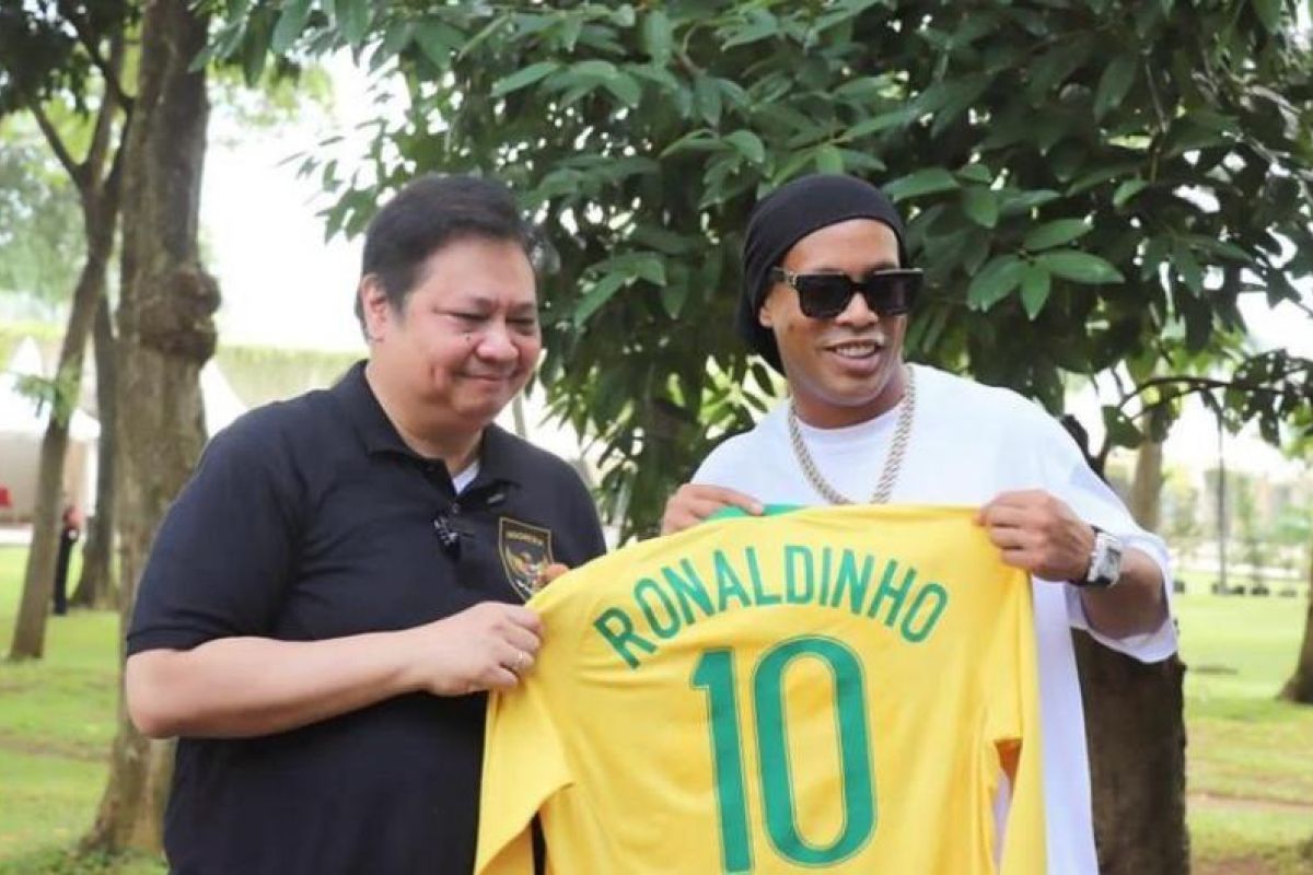 Airlangga ajak Ronaldinho bangkitkan industri sepakbola Indonesia