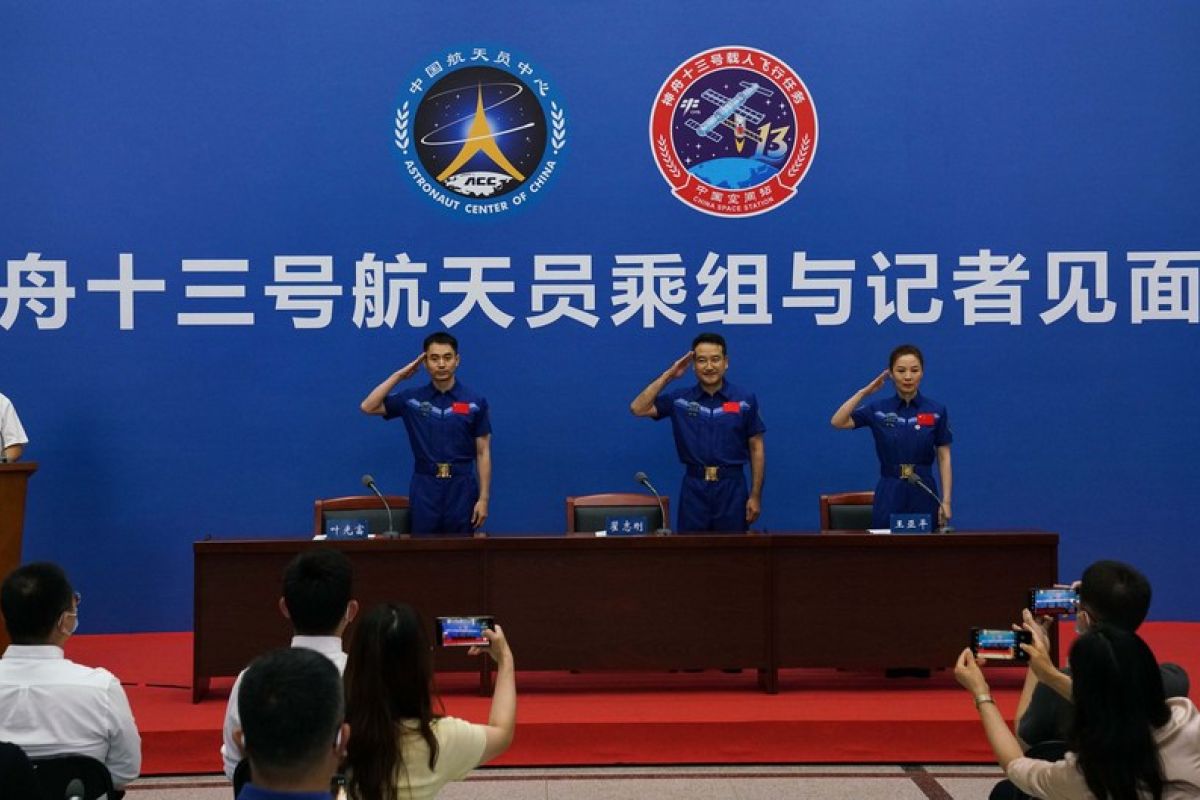 Astronaut misi Shenzhou-13 temui media usai karantina dan pemulihan