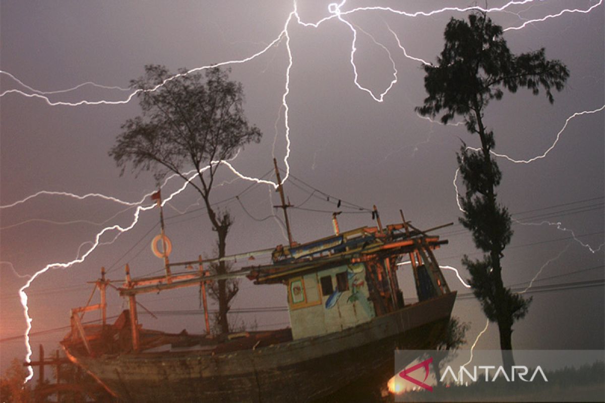 Hujan lebat disertai petir diperkirakan landa sejumlah kota besar di Indonesia