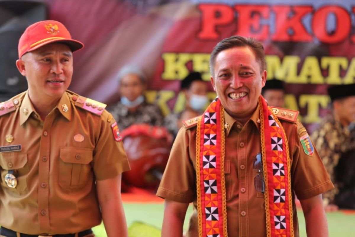 Bupati Lampung Barat damping Ketua Tim Lomba Pekon