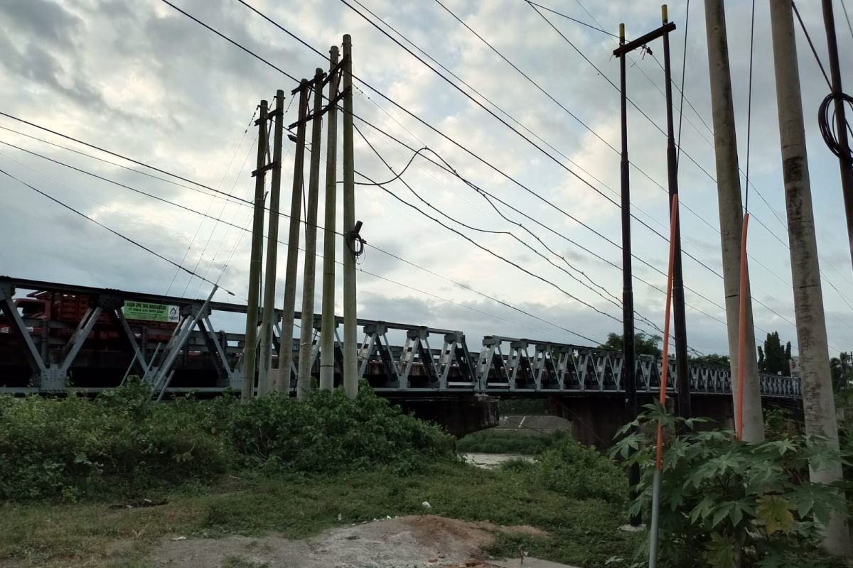 Pembangunan Jembatan Tulungagung terkendala jaringan kabel PLN dan Telkom