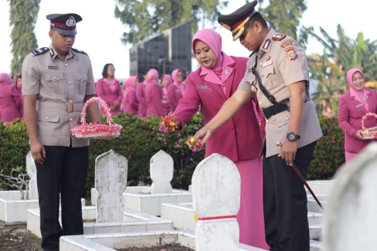Pj. Wali Kota Tebing Tinggi ziarah ke makam pahlawan di HUT Bhayangkara