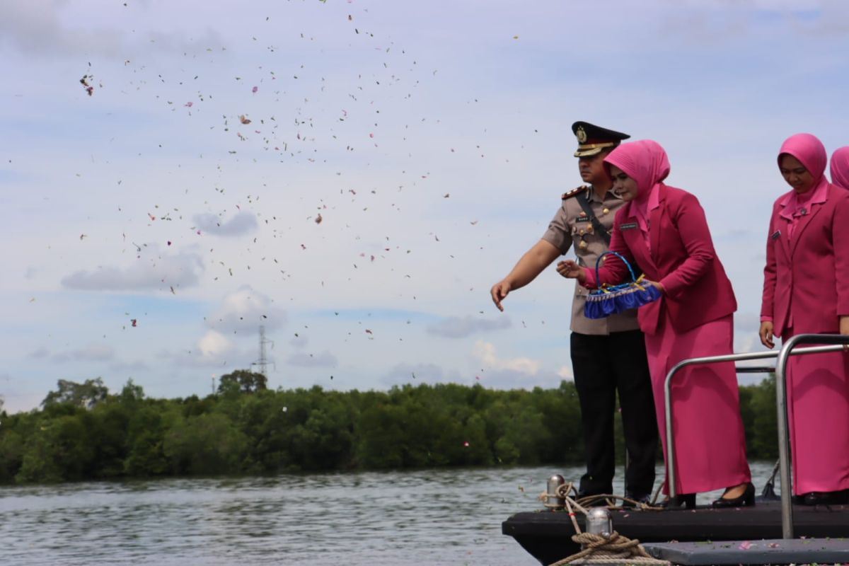 Kapolres Langkat AKBP Danu Pamungkas Totok pimpin ziarah ke makam pahlawan