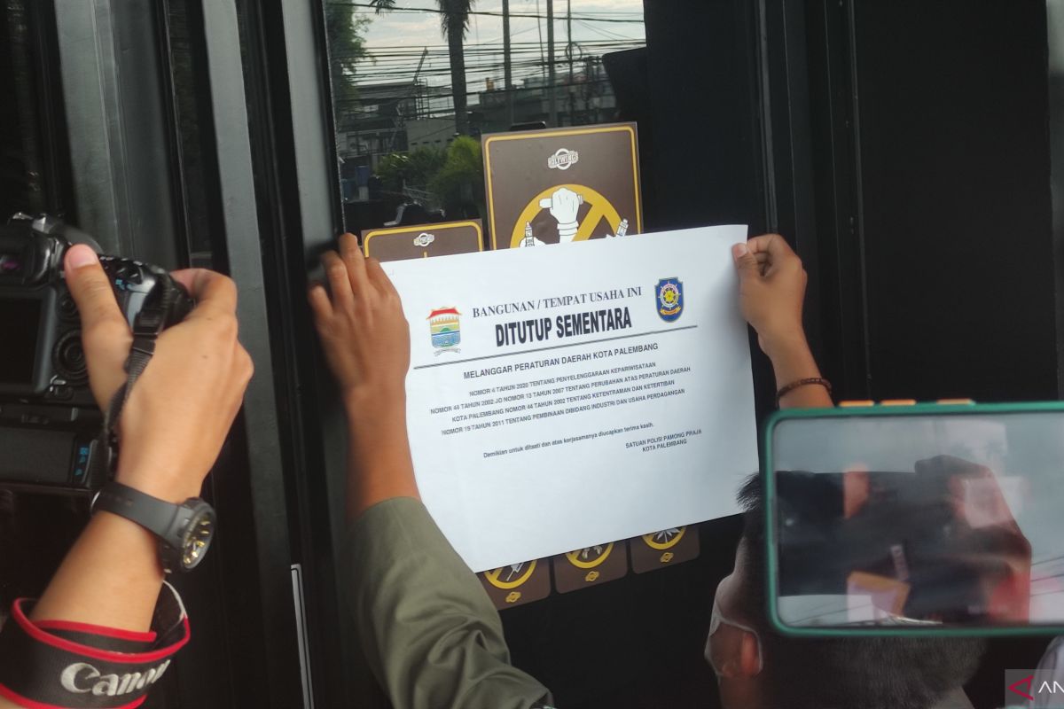 Satpol PP tutup Gerai Holywings di Jalan R Soekamto Palembang