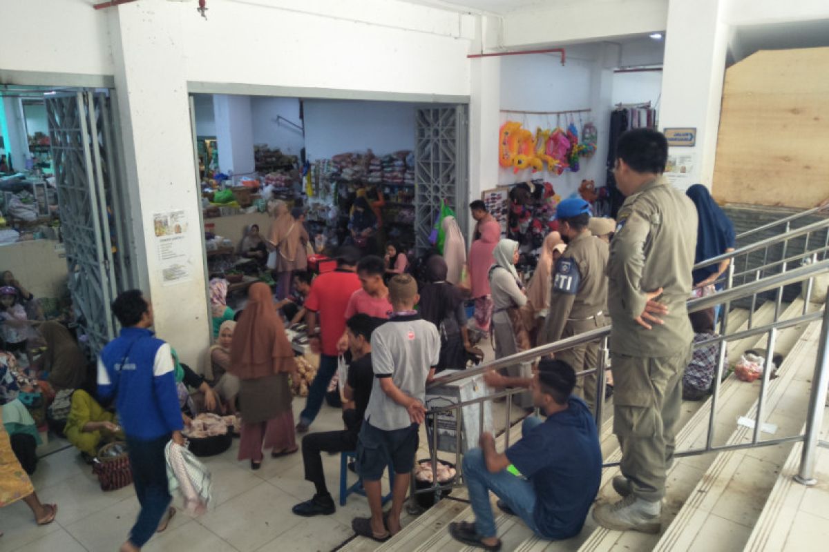 Satpol PP Lombok Tengah menertibkan pedagang di Pasar Renteng Praya