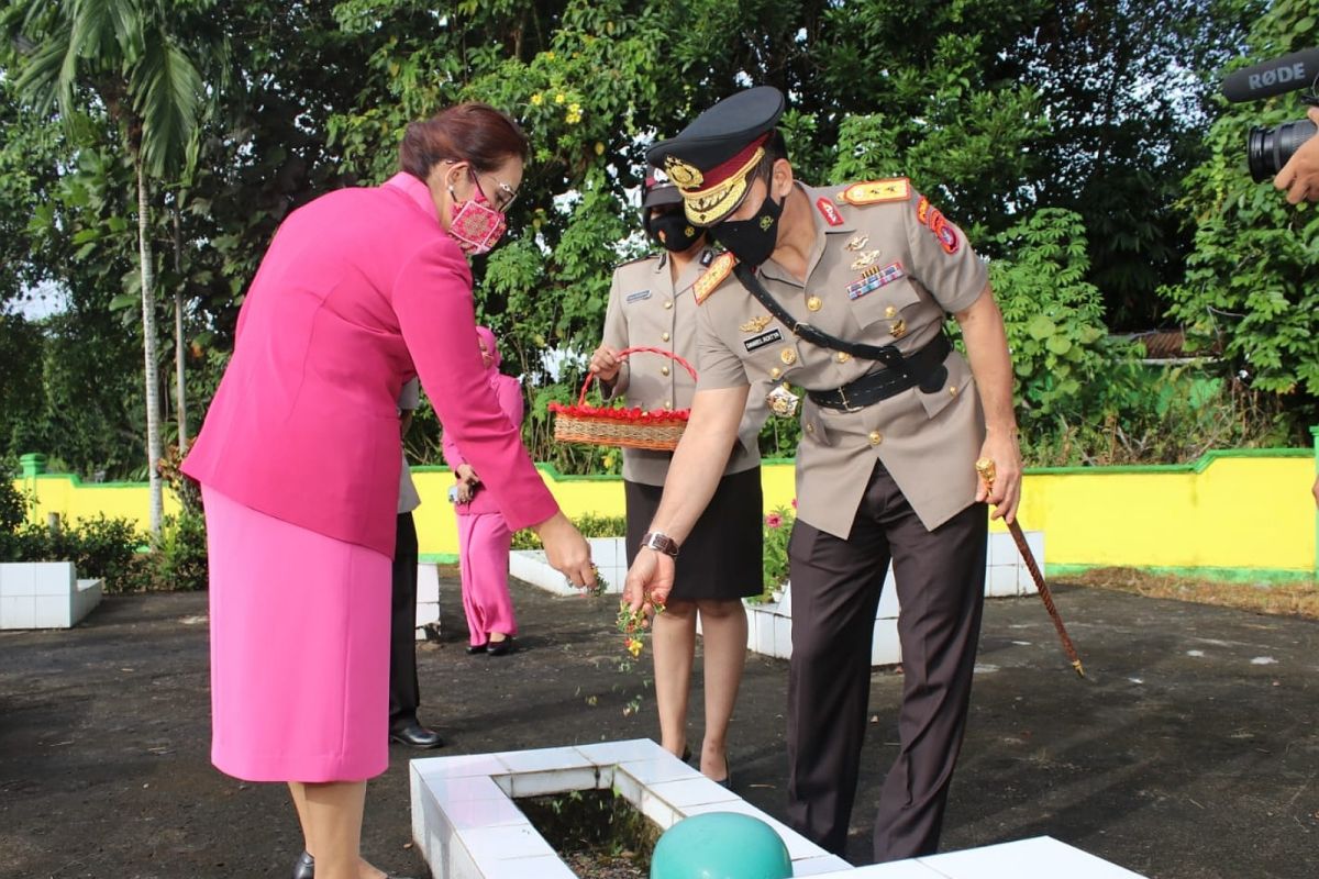 Rangkaian Hari Bhayangkara Ke-76, Kapolda Kaltara Ziarah ke Makam Pahlawan