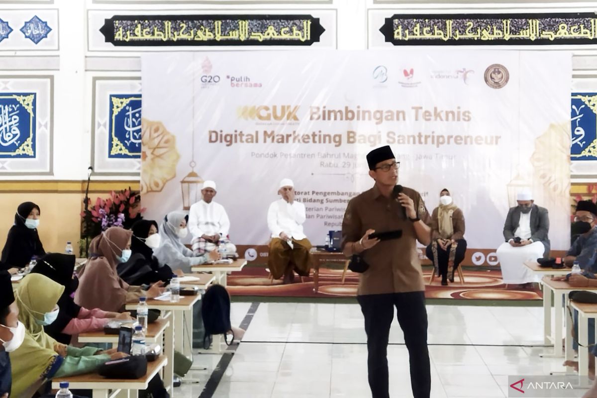 Menparekraf Sandiaga Uno dorong santri manfaatkan teknologi pemasaran digital