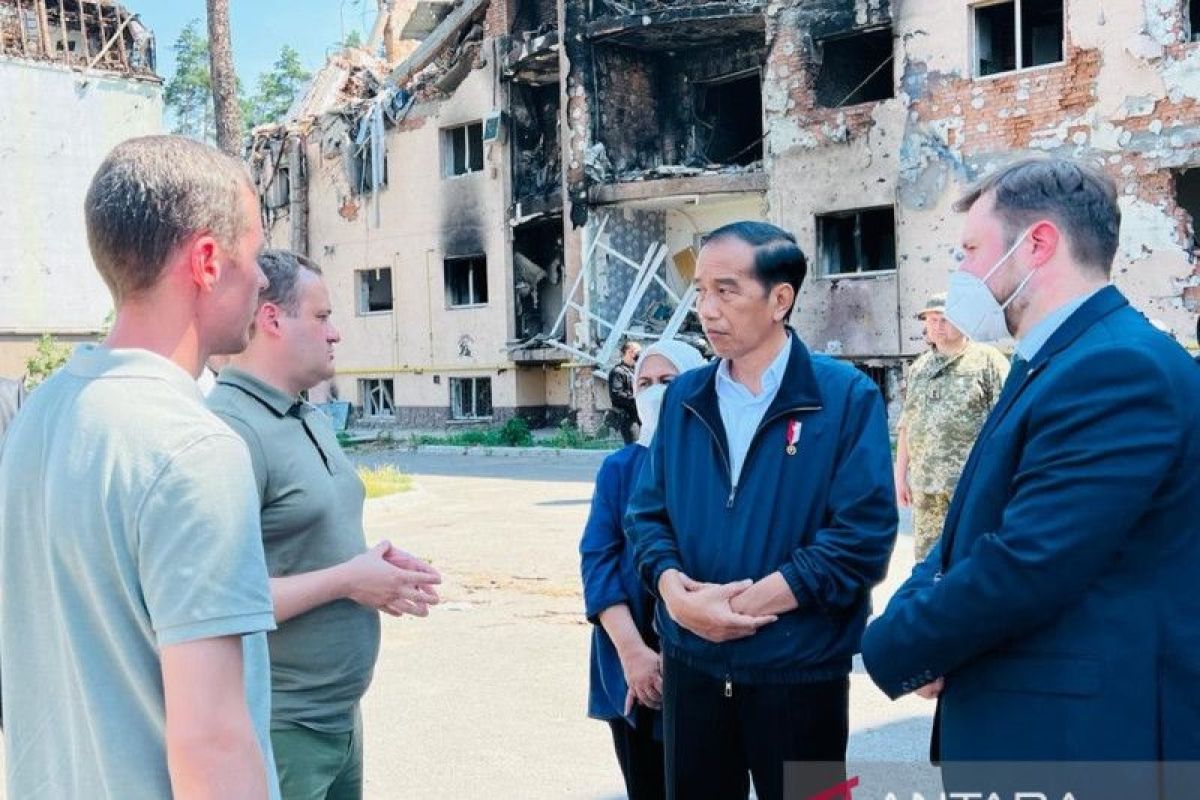 Presiden Jokowi dan Ibu Iriana kunjungi reruntuhan apartemen di Ukraina