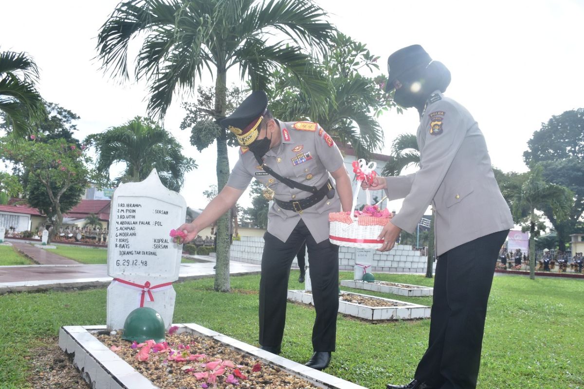 Kapolda Jambi tabur bunga di makam pahlawan