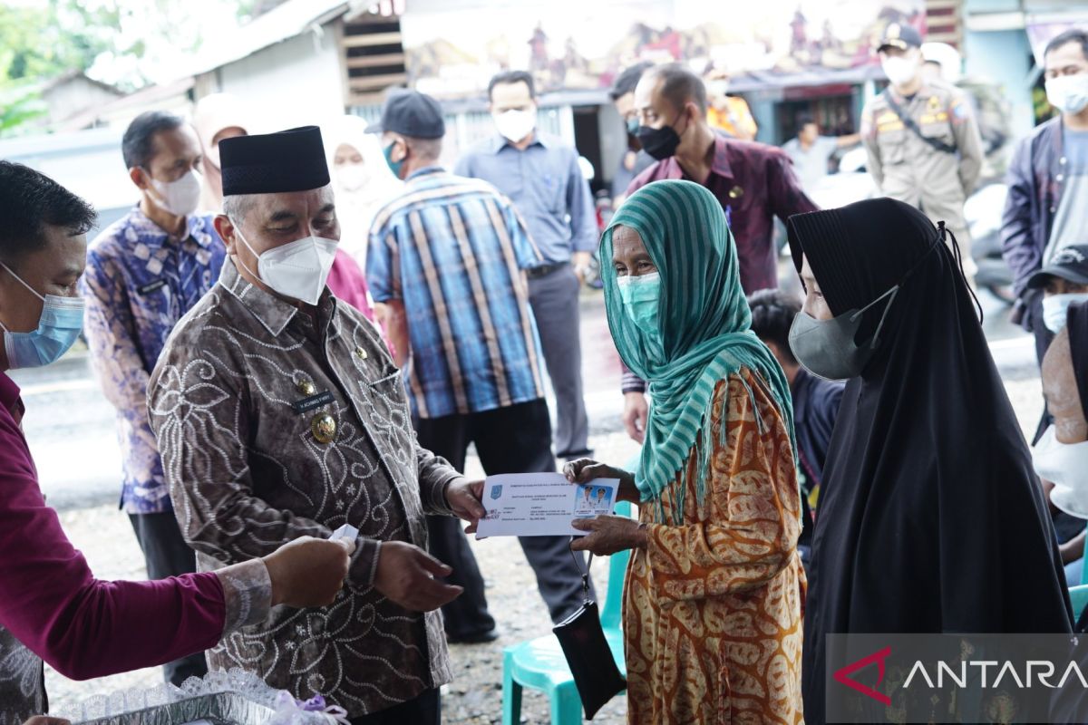 Bupati HSS serahkan bantuan untuk warga terdampak puting beliung