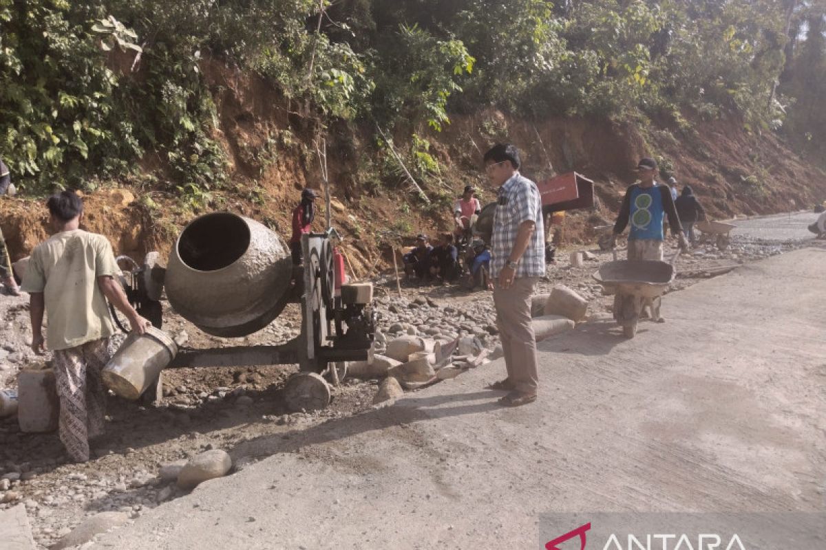 Bangun jalan, "Crazy Rich" Lubuk Manggis Pasaman Barat gelontorkan dana pribadi miliar rupiah