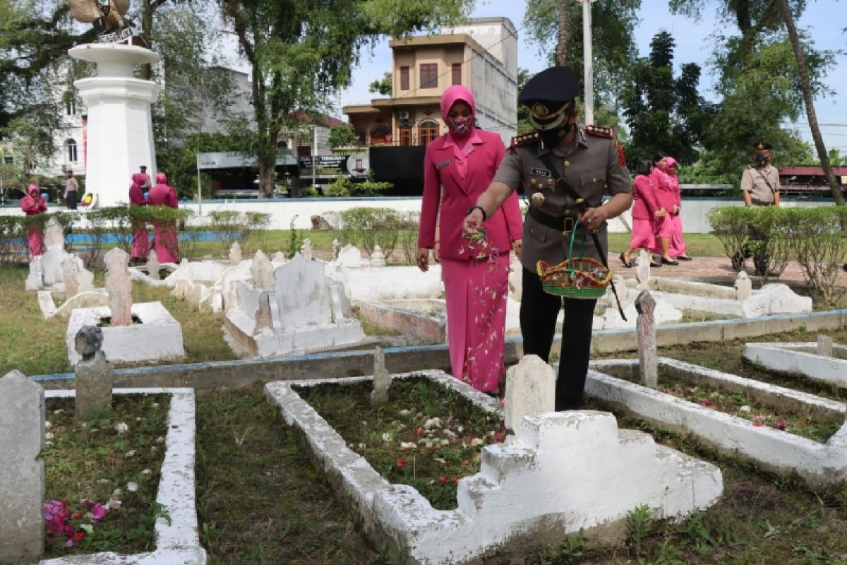 Polresta Deliserdang ziarah ke makam pahlawan sambut HUT Bhayangkara ke-76