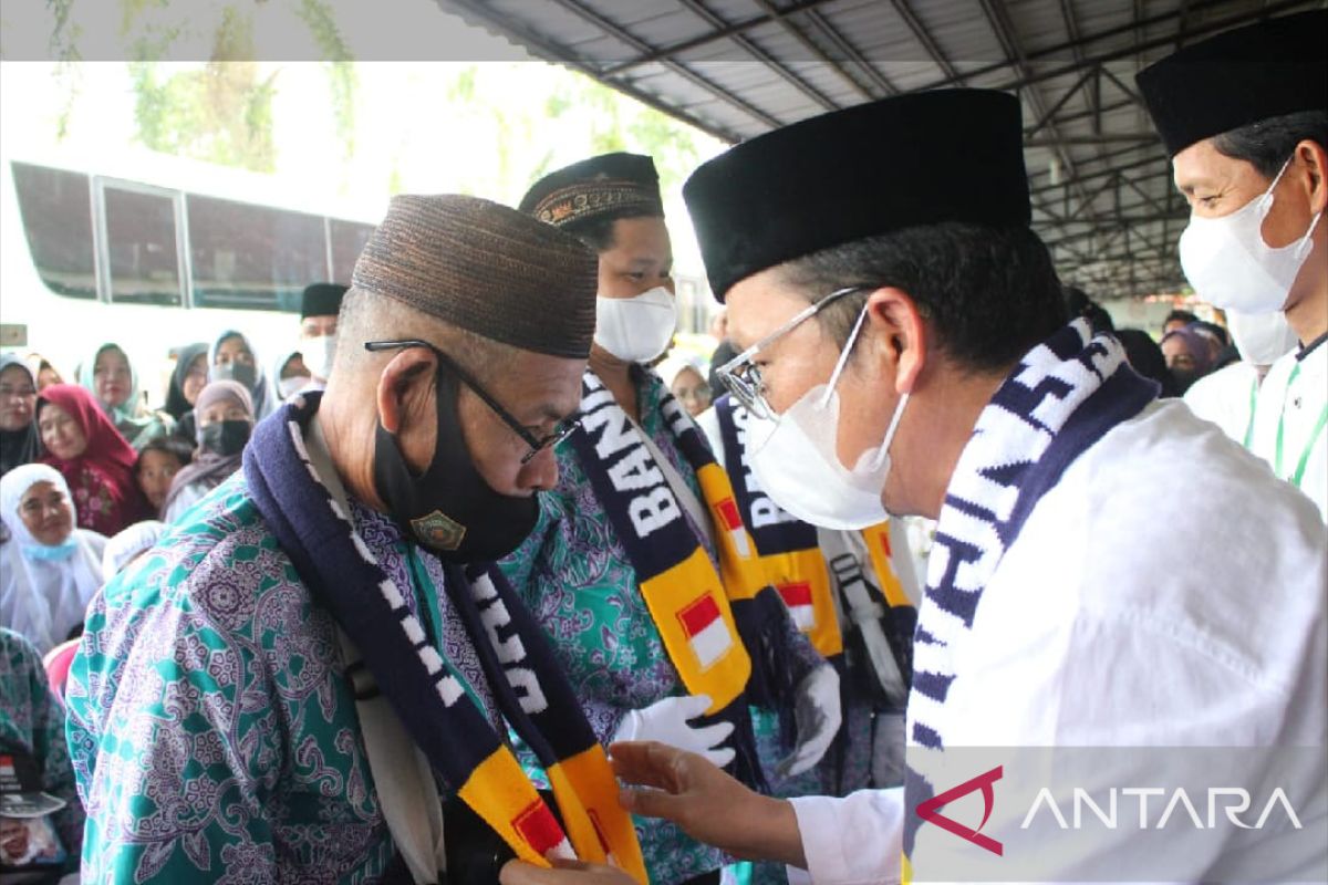 47 calon haji Bangka Tengah-Babel diberangkatkan  ke Tanah Suci Mekkah