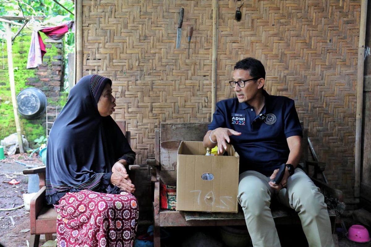 Sandiaga hampiri nenek penderita asma di sela kunjungi desa wisata Trenggalek