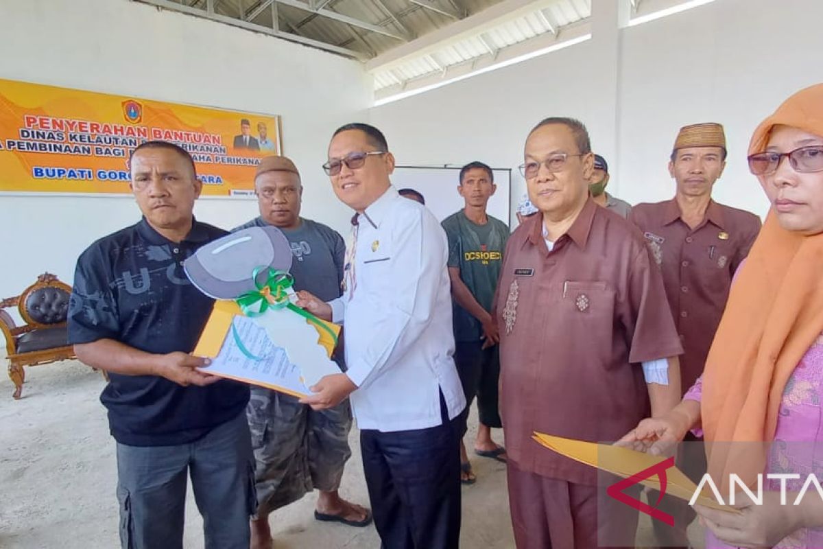 Bupati Gorontalo Utara serahkan bantuan perikanan