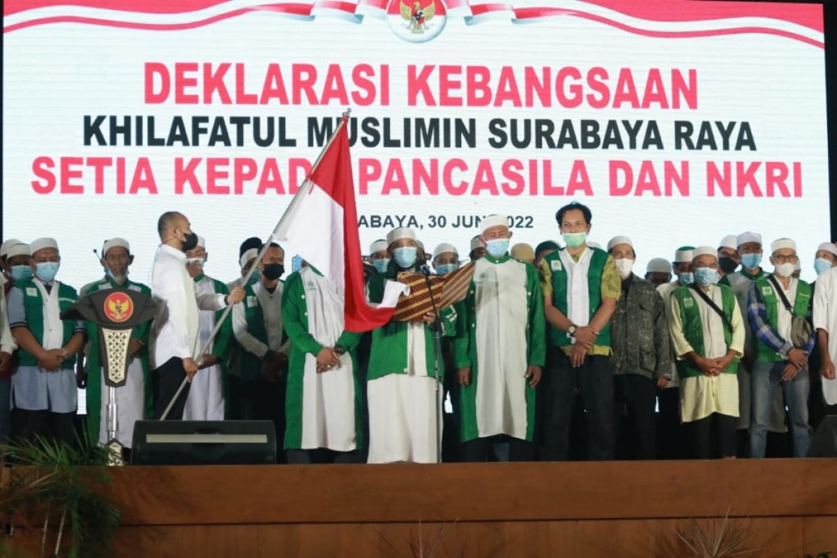 Puluhan anggota Khilafatul Muslimin Surabaya Raya deklarasi setia NKRI