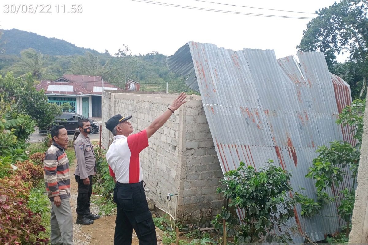 Sejumlah rumah warga rusak diterjang angin kencang di Kabupaten Solok